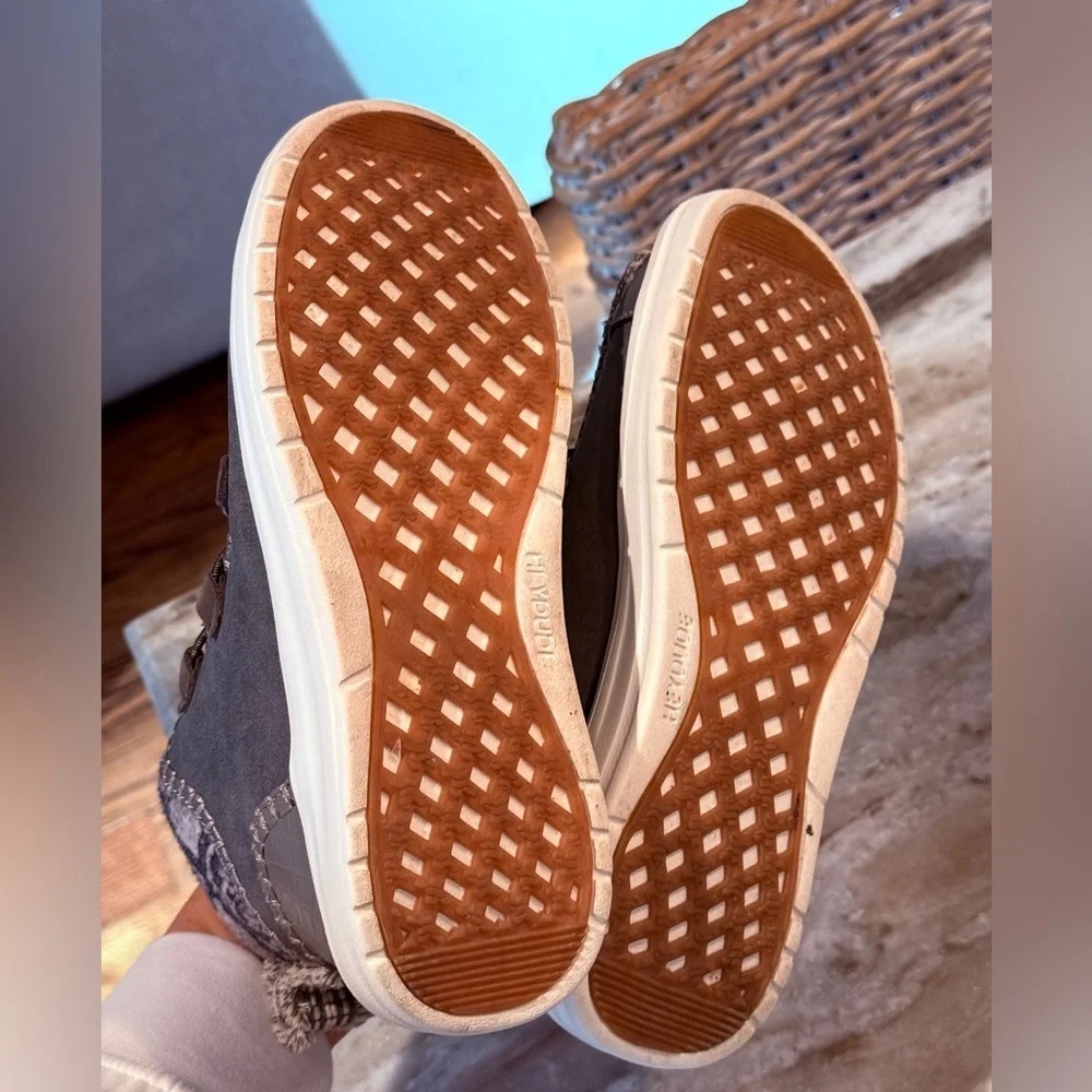 Women’s HEY DUDE Eloise recycled suede leather slip on bootie. Size 6 - Picture 12 of 12